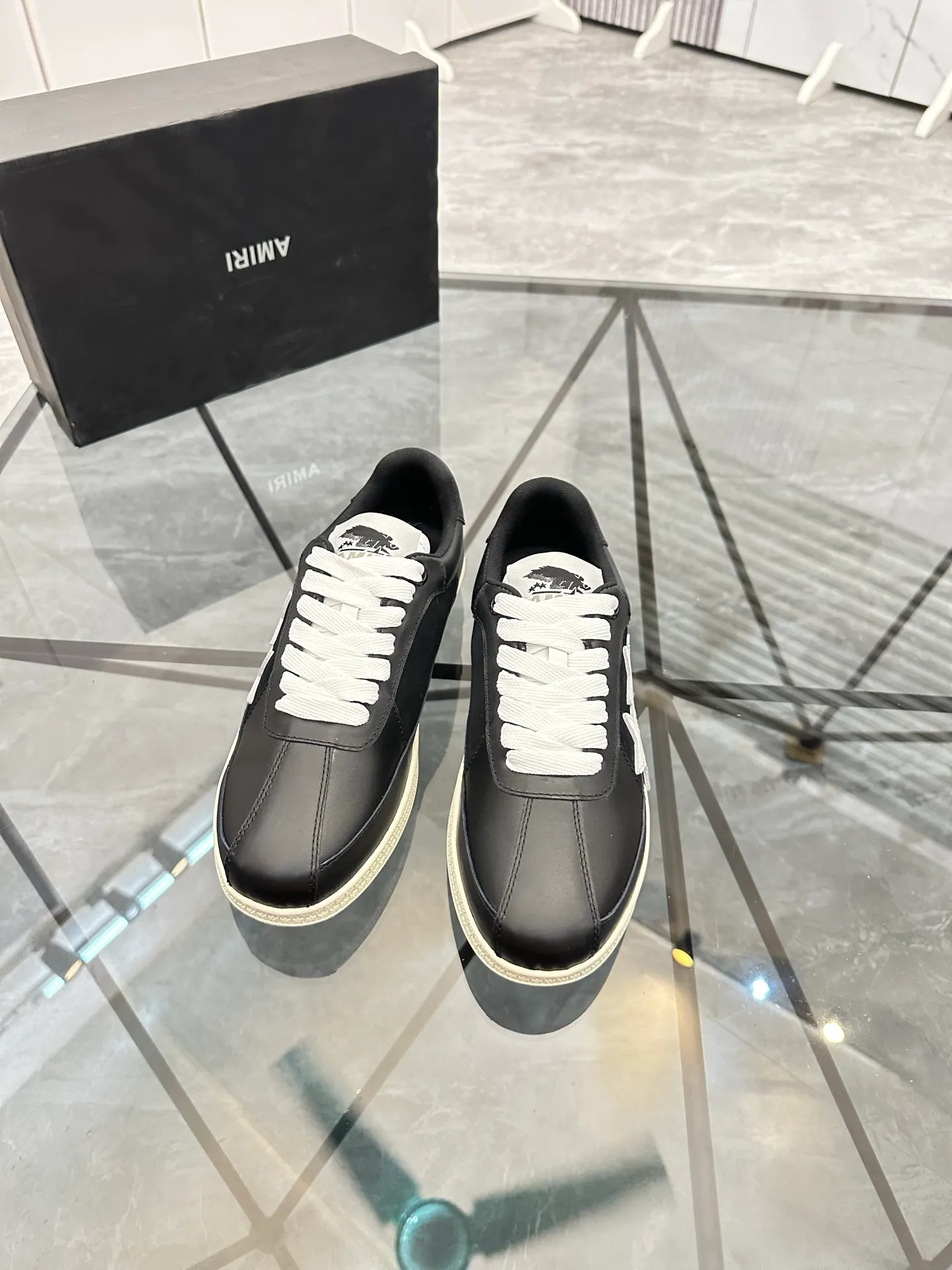 Men's shoes: 💰P420¥ Product trademark: AMIRI* "Amir*" low-top casual shoes Regular size: 38-45 (can be customized to 46) Product material: imported cowhide upper, breathable lining, original outsole. Number: 001